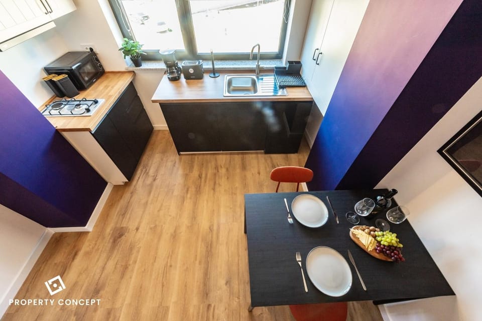 Coffee/tea facilities, Kitchen or kitchenette, Living room, Dining area, stove, toaster