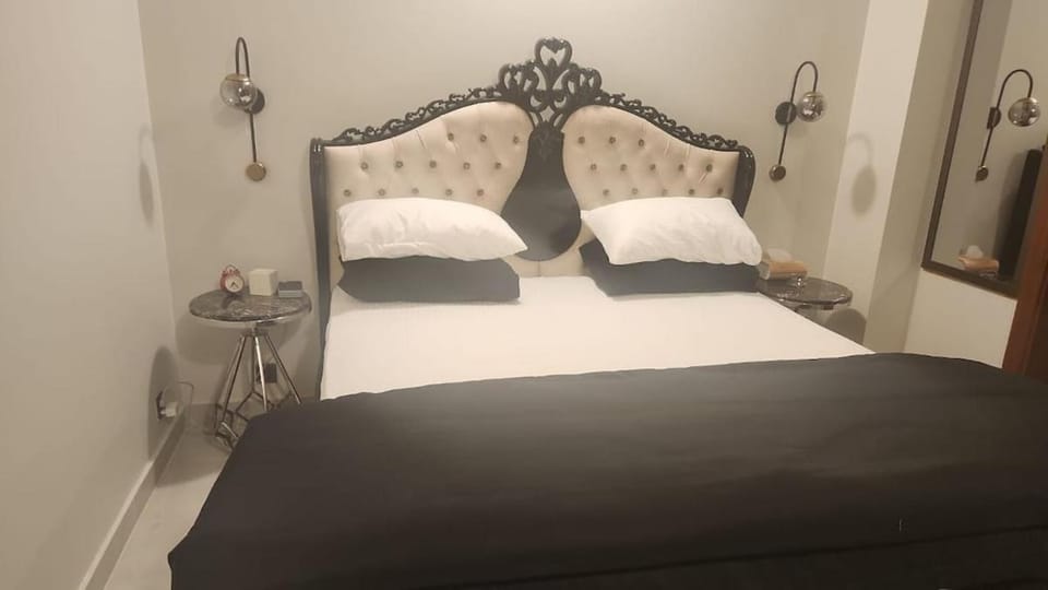 Luxury Clifton 2-BR Flat Apartment in Karachi