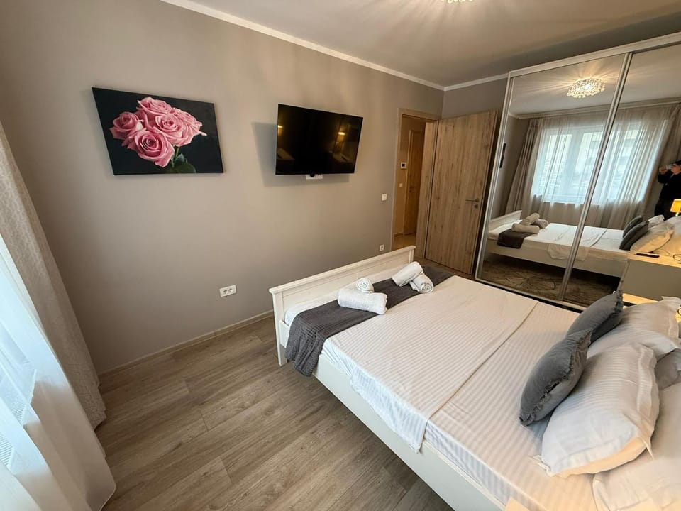 Bed, TV and multimedia, Photo of the whole room, Bedroom