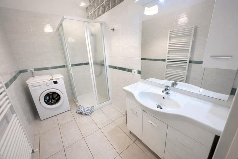 Shower, Bathroom, washing machine