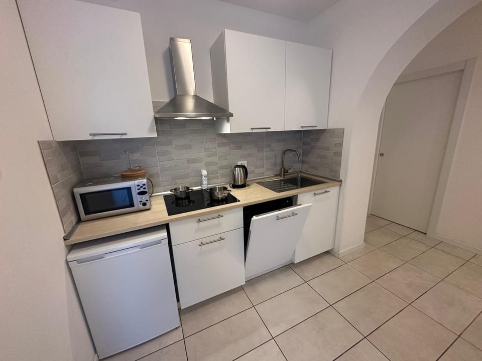 Kitchen or kitchenette, dishwasher, stove