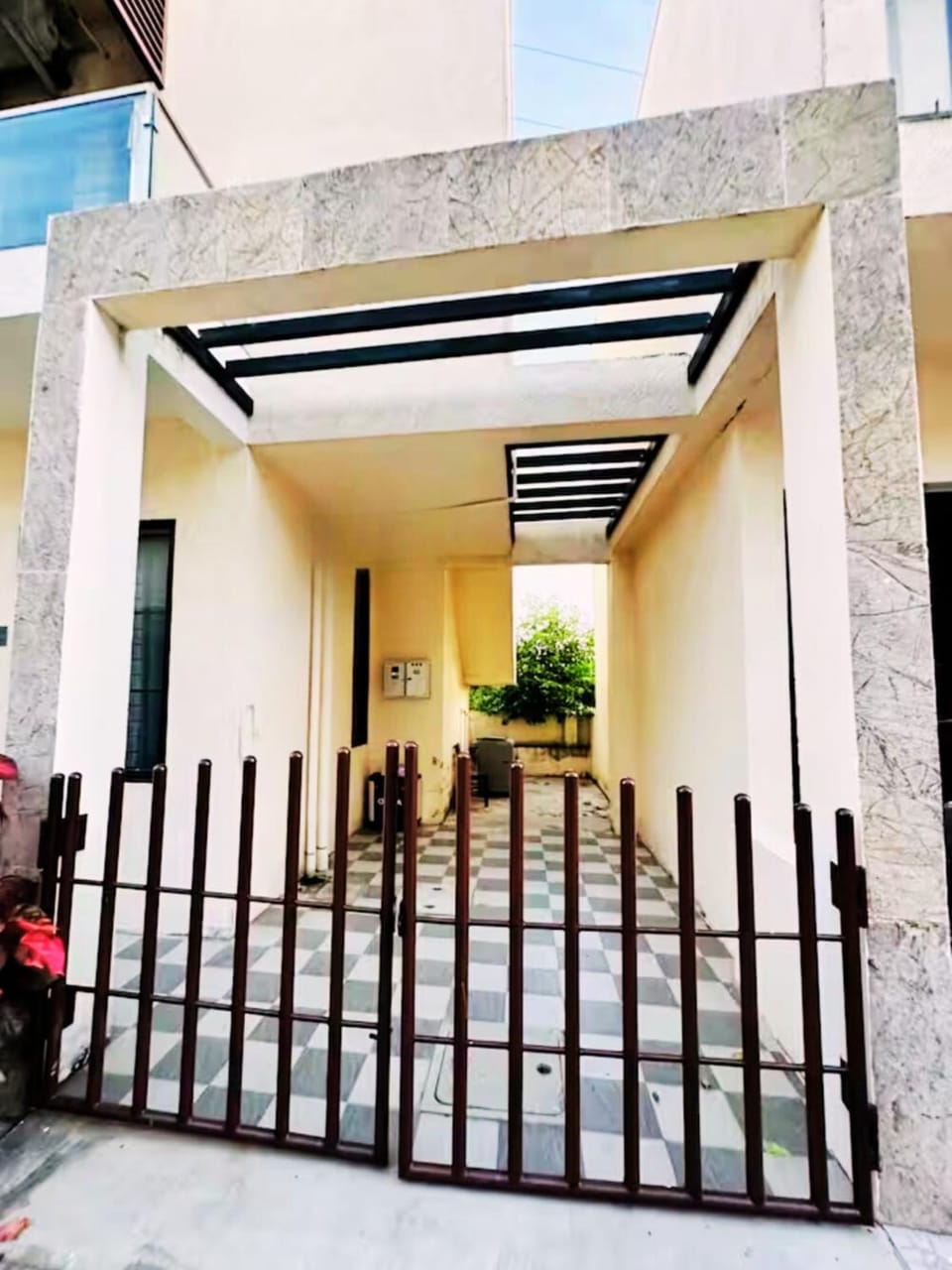 Property building, Facade/entrance
