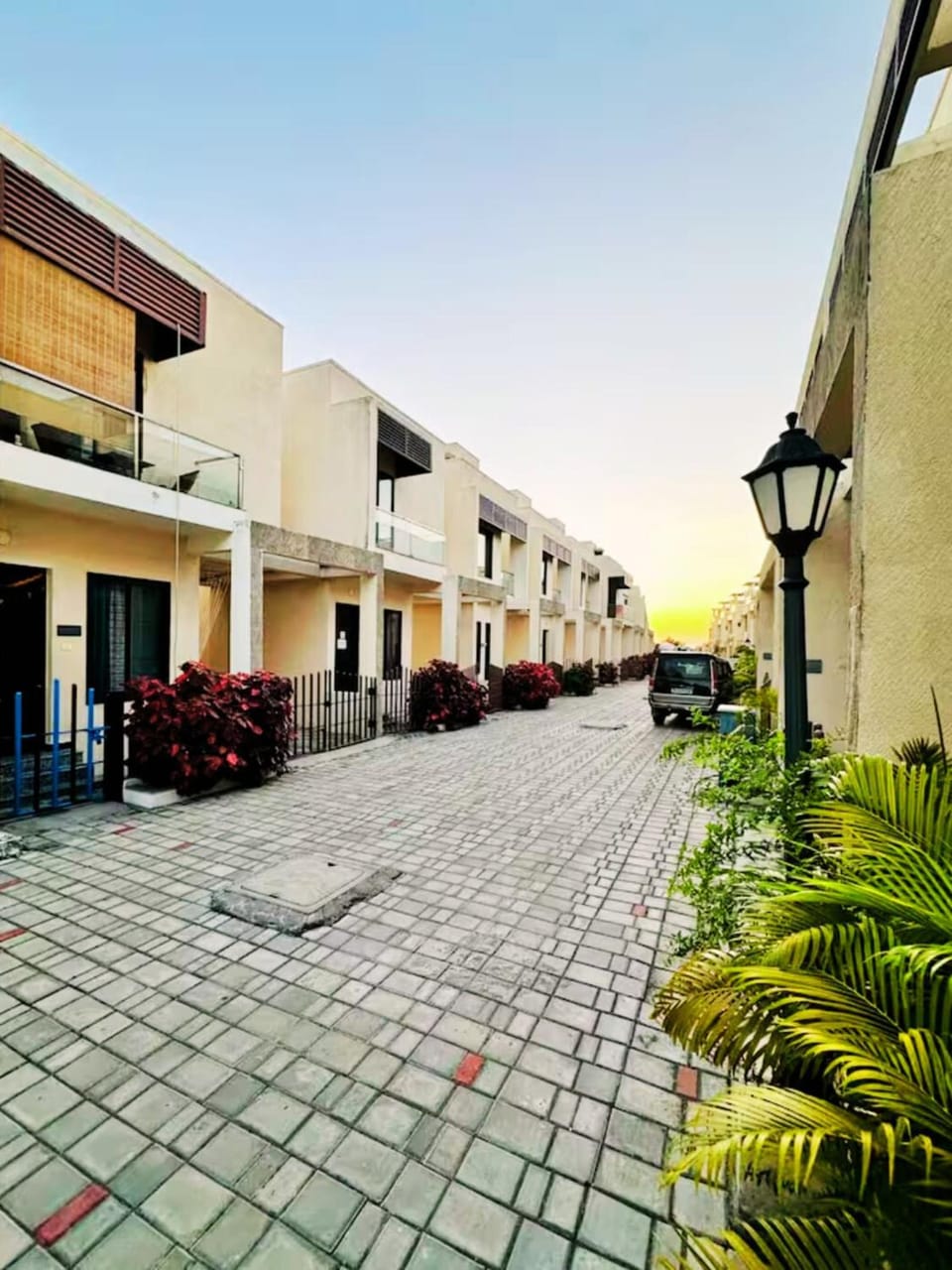 Property building, Day, Neighbourhood