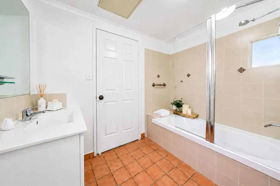 Prime South Townsville Studio with Waterfront Views and Resort Style Pool Apartment in Townsville