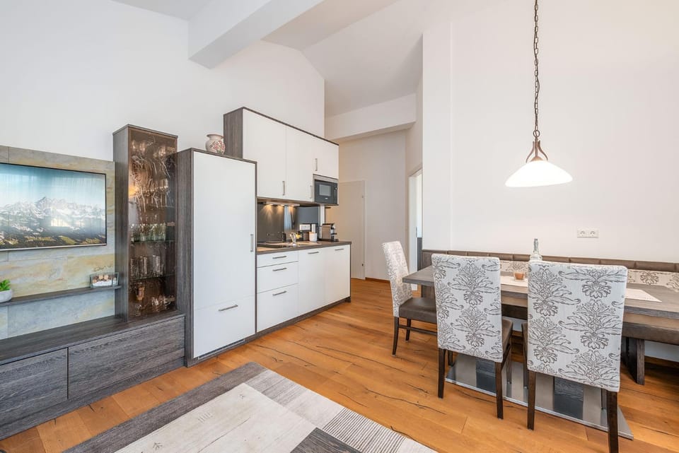 Kitchen or kitchenette, Living room, Seating area, Dining area, stove