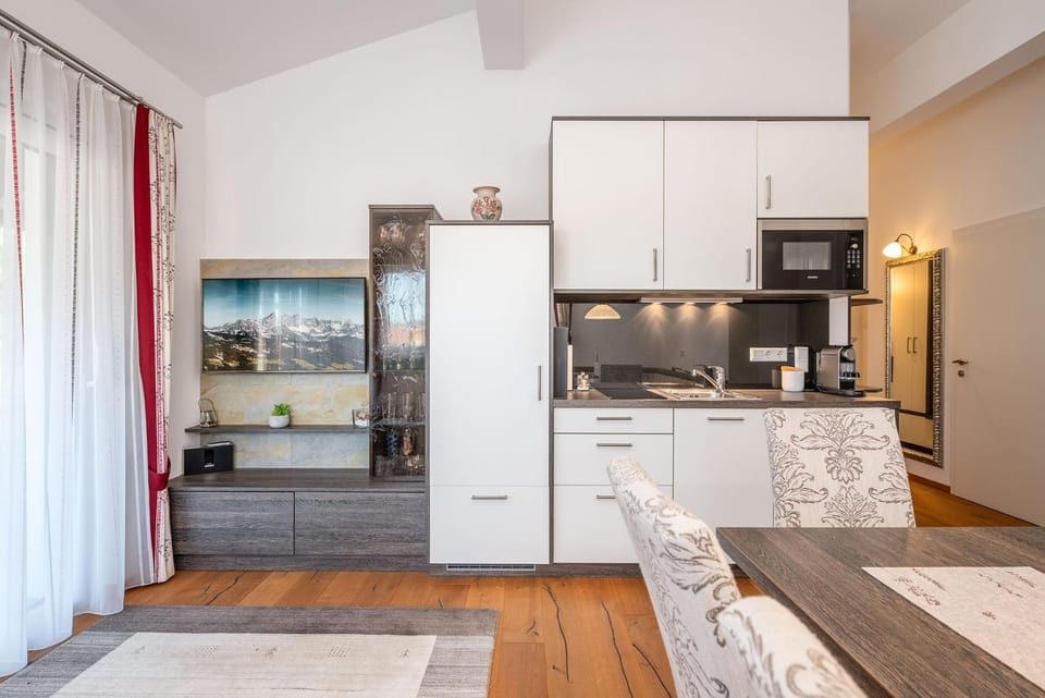 Coffee/tea facilities, Kitchen or kitchenette, Living room, Seating area, Dining area, stove