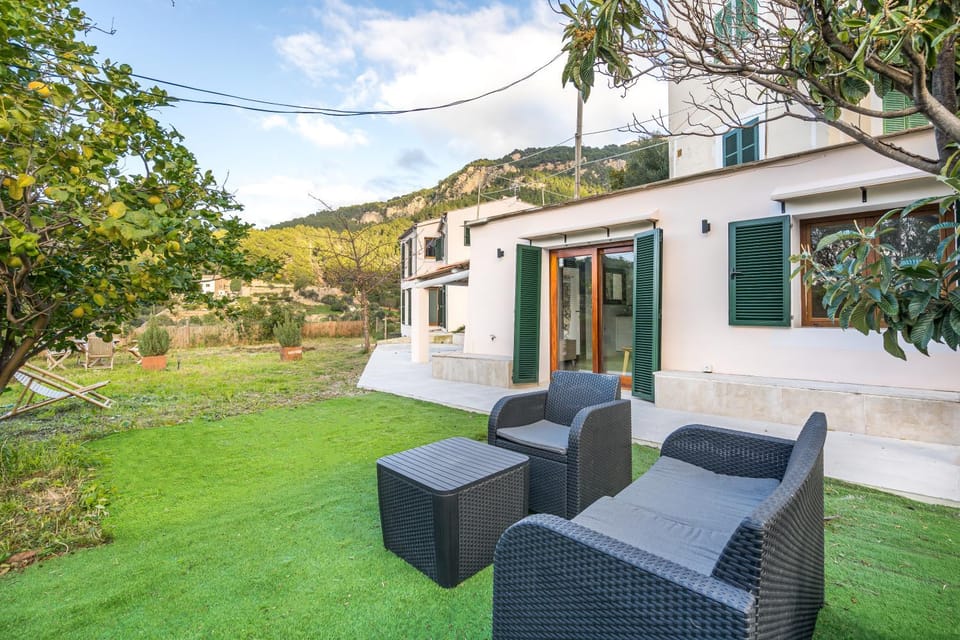 Patio, Day, Natural landscape, Garden, Garden, Seating area, Garden view, Mountain view