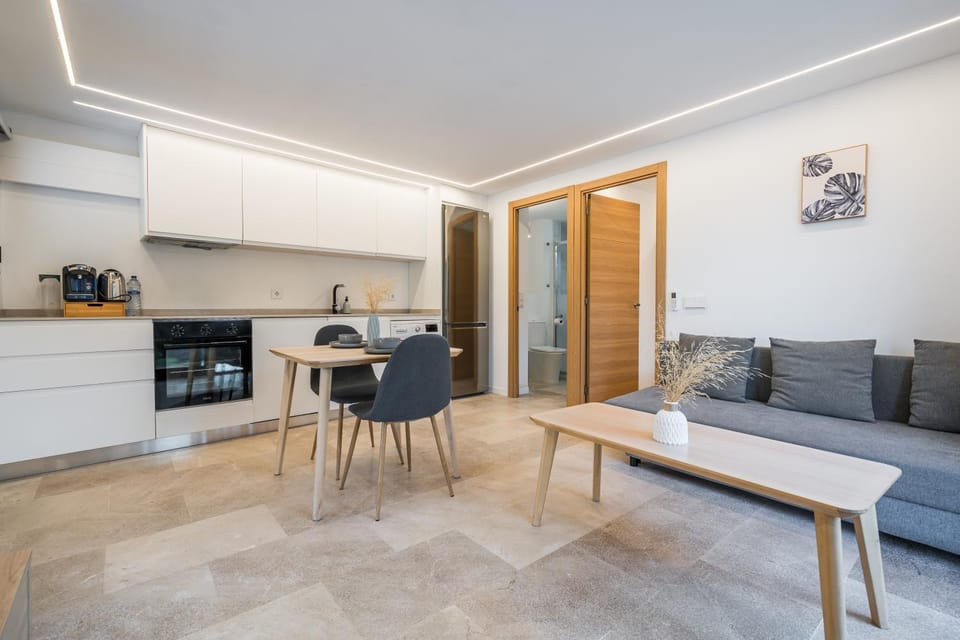 Kitchen or kitchenette, Living room, Dining area, oven