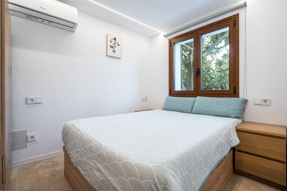 Bed, Photo of the whole room, Bedroom, air conditioner