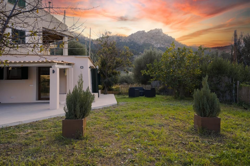 Property building, Natural landscape, Garden, Garden view, Mountain view, Sunrise