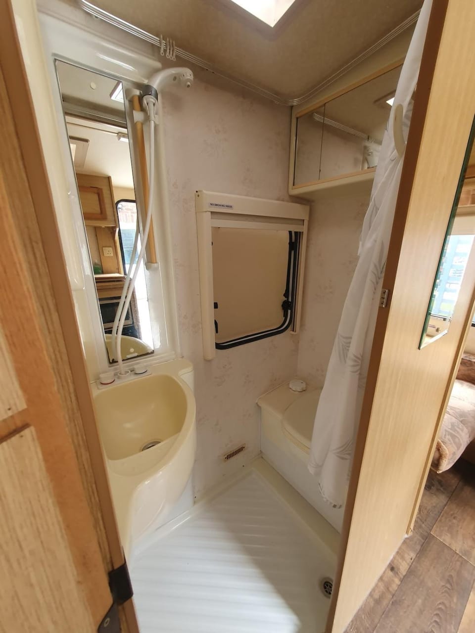 relax and enjoy in this cozy caravan Apartment in Enfield
