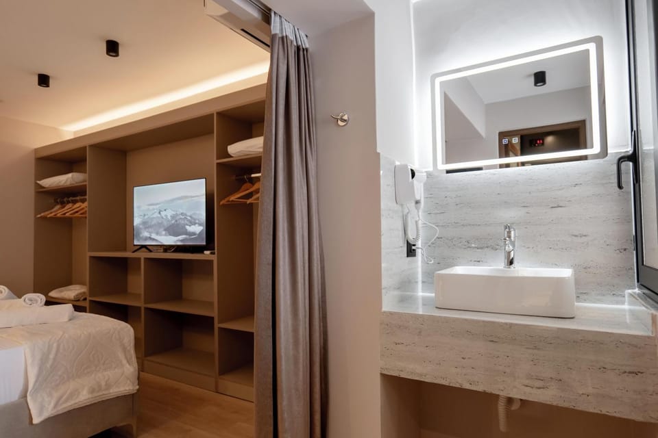Shower, Bed, Bathroom, Photo of the whole room, Bedroom, towels