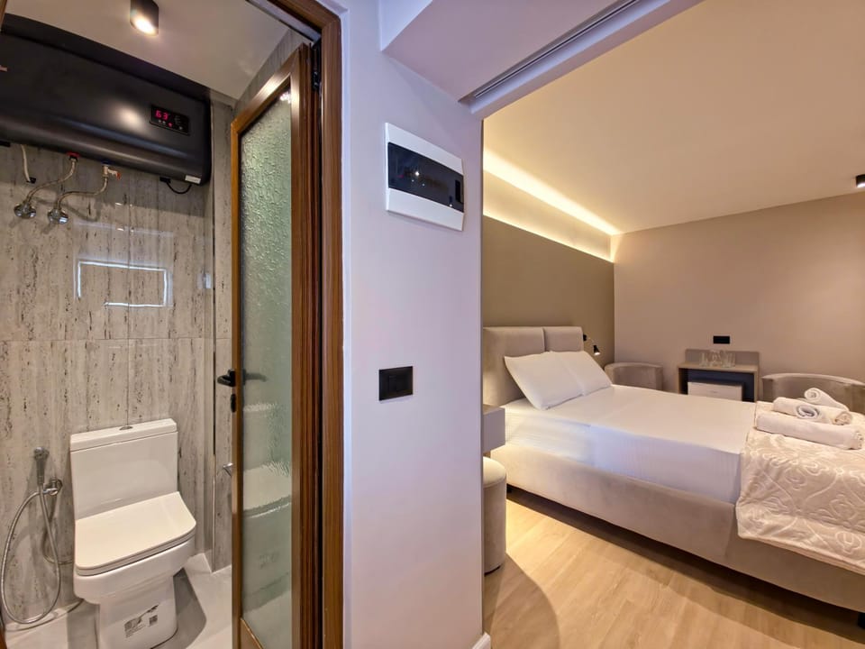 Toilet, Bed, Bathroom, Photo of the whole room, Bedroom, towels