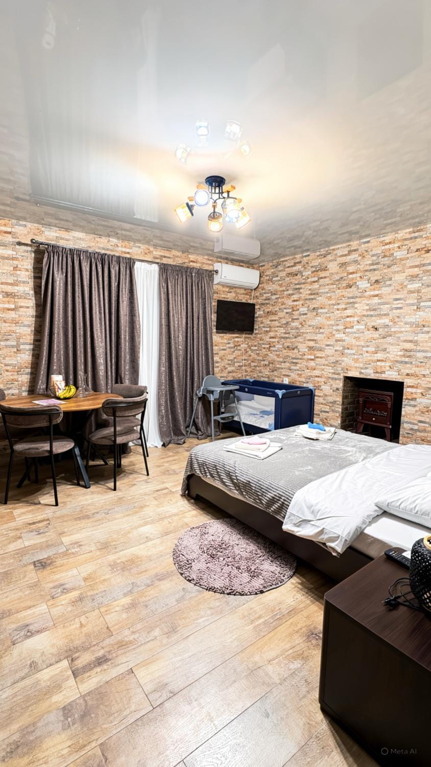 Bed, TV and multimedia, Living room, Photo of the whole room, Seating area, Bedroom, air conditioner