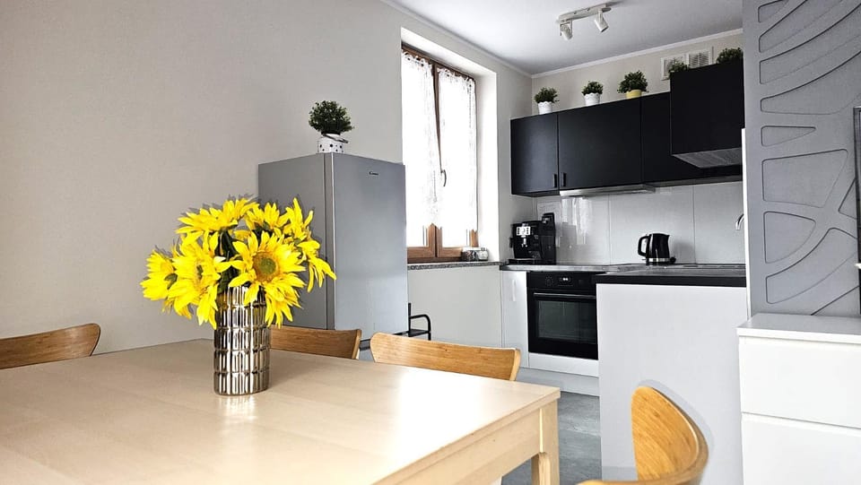 Coffee/tea facilities, Kitchen or kitchenette, Dining area, stove
