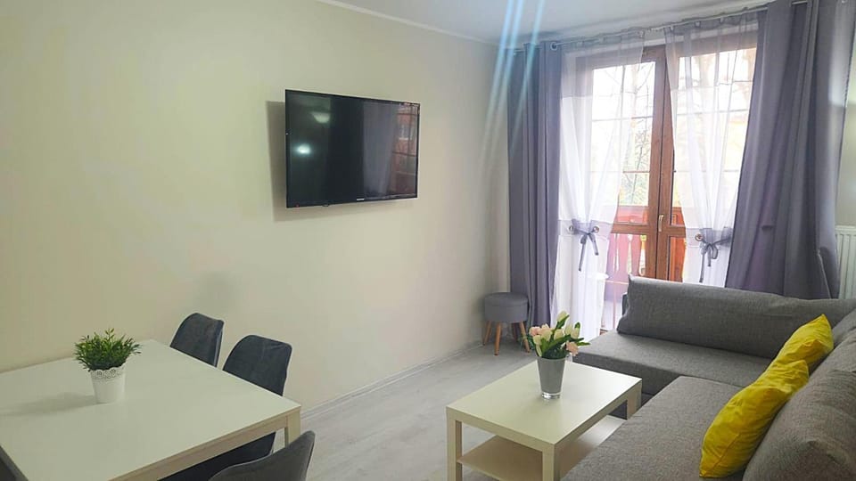 Communal lounge/ TV room, TV and multimedia, Living room, Seating area, Dining area, Evening entertainment