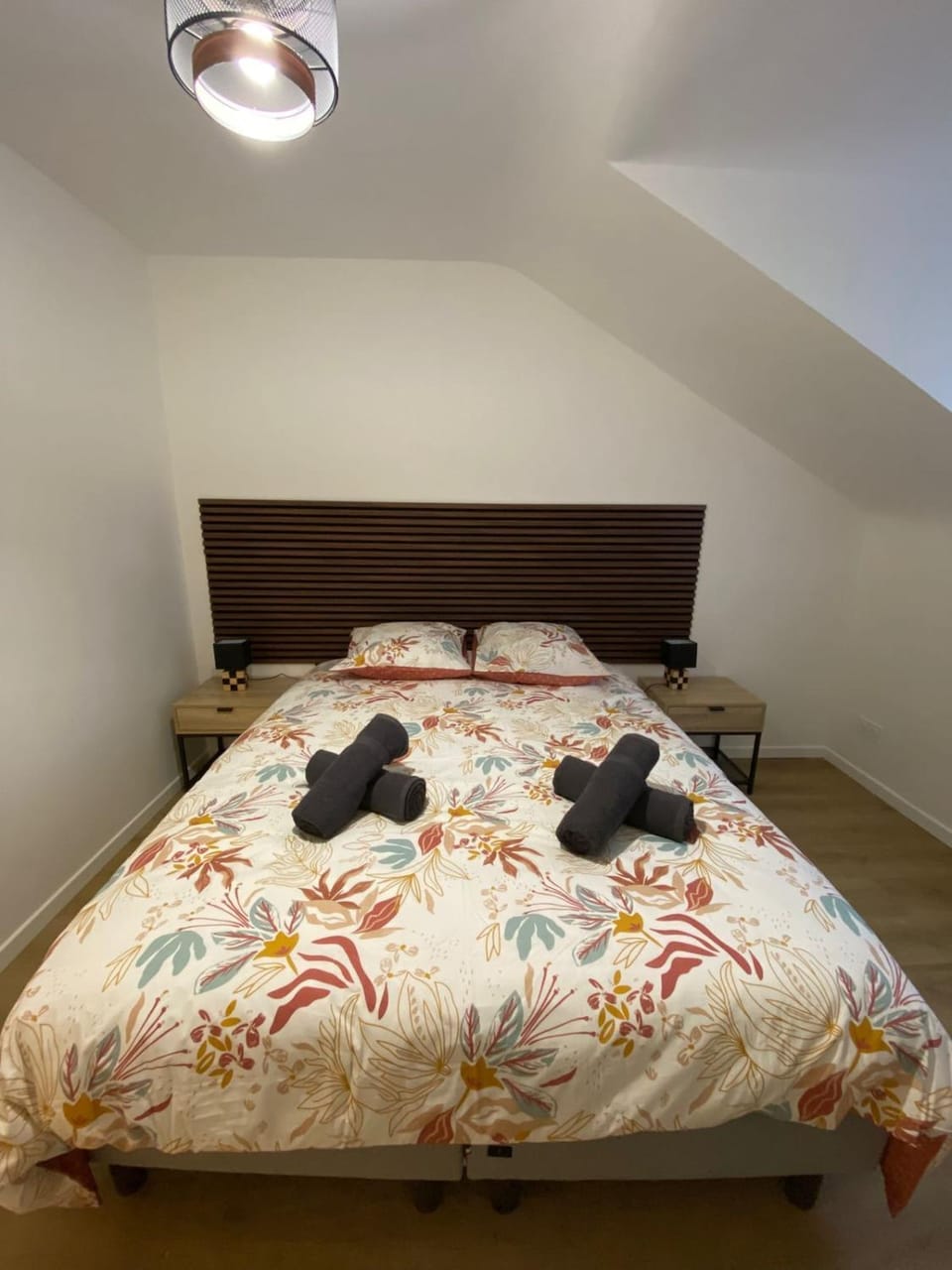 Bed, Bedroom, towels