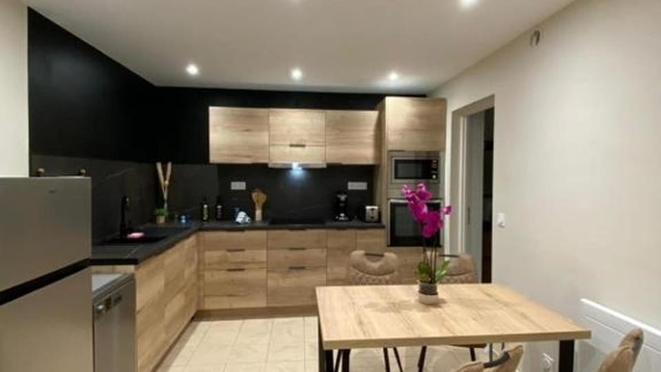 Kitchen or kitchenette, Dining area