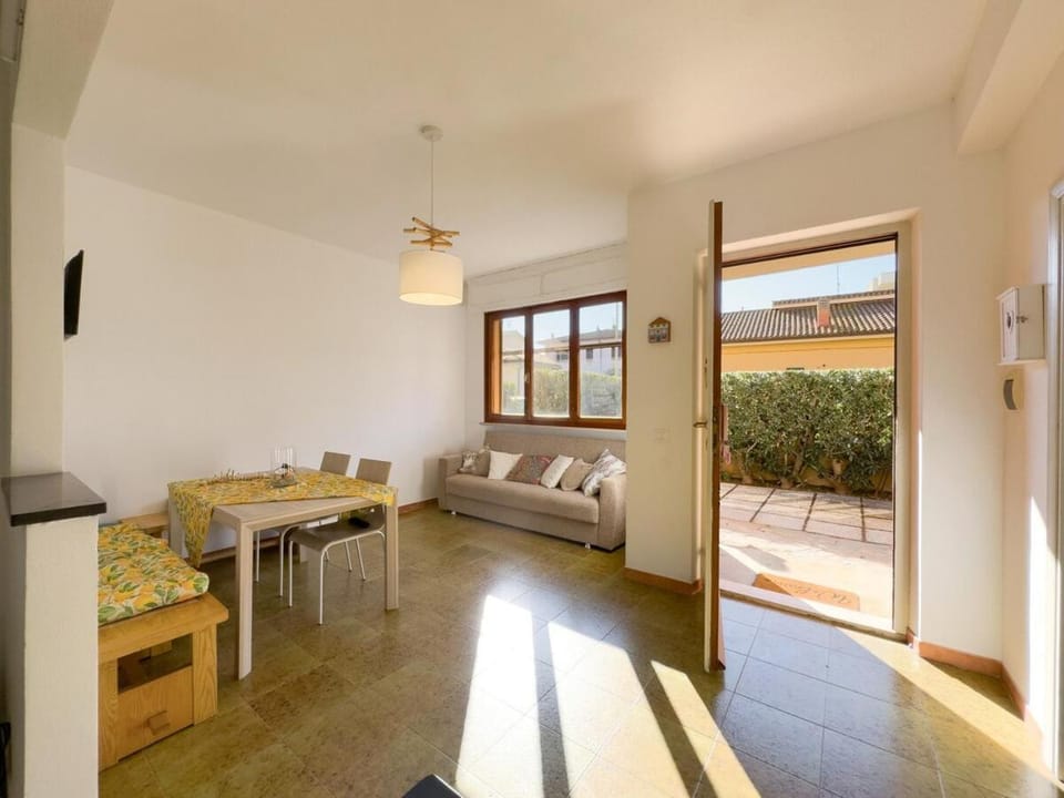 Patio, TV and multimedia, Seating area, Dining area