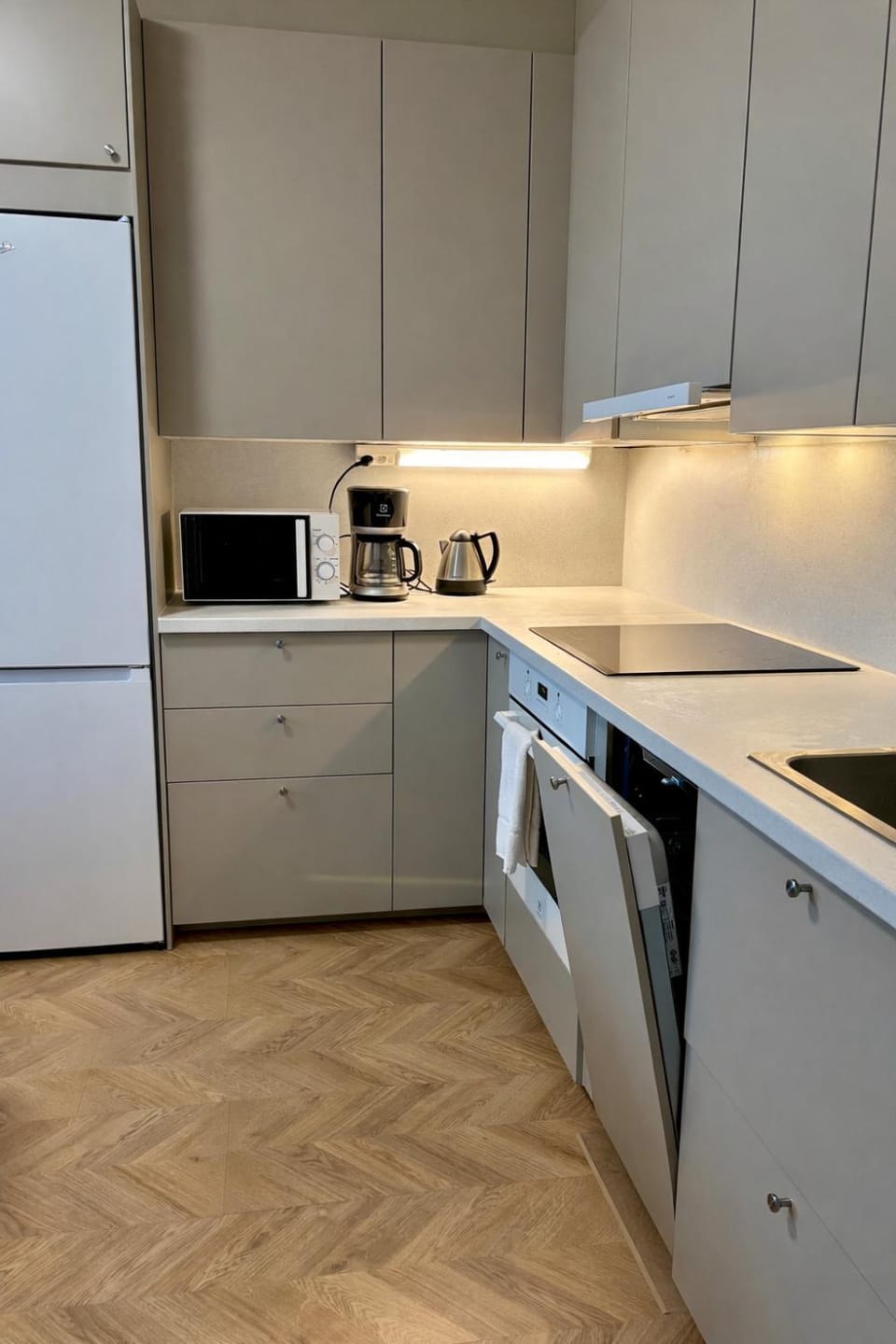 Coffee/tea facilities, dishwasher, microwave, kitchen