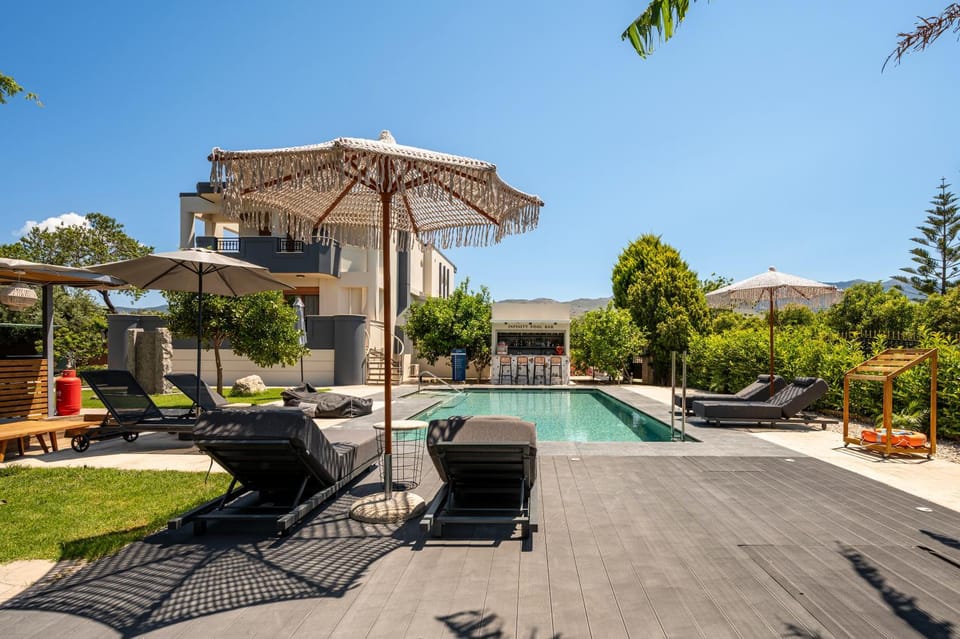 Property building, Swimming pool, sunbed