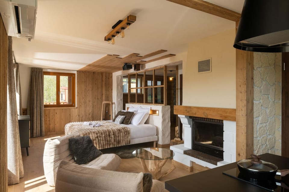 Bed, Night, TV and multimedia, Living room, Photo of the whole room, Seating area, Bedroom, air conditioner