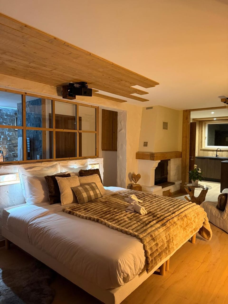 Bed, TV and multimedia, Photo of the whole room, Bedroom