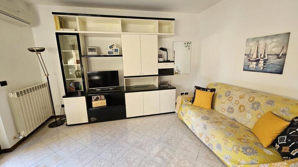 Communal lounge/ TV room, TV and multimedia, Living room, Seating area