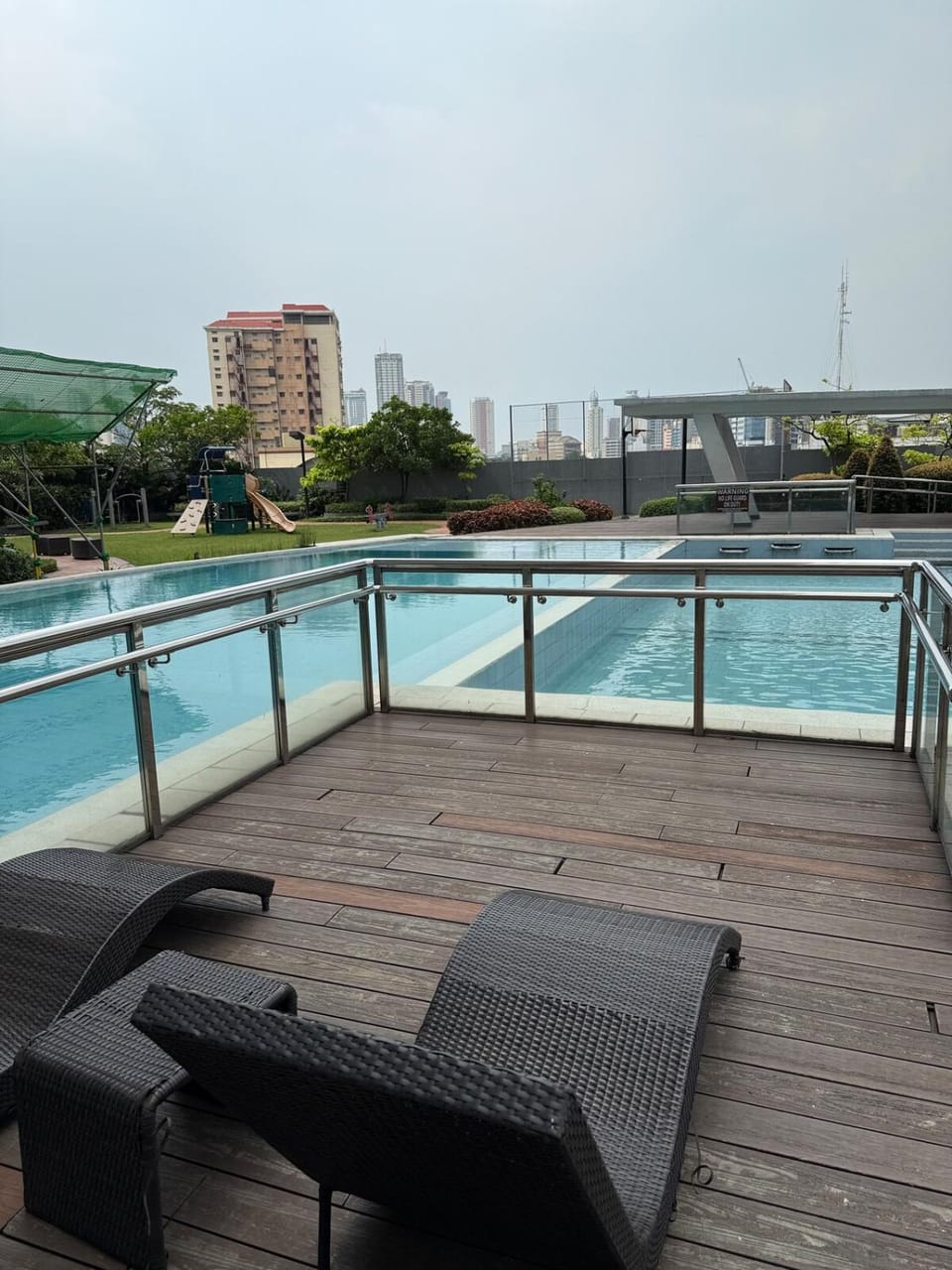 Staycation and WFH with Netflix and Pool for up to 4 guests Apartment in Manila City