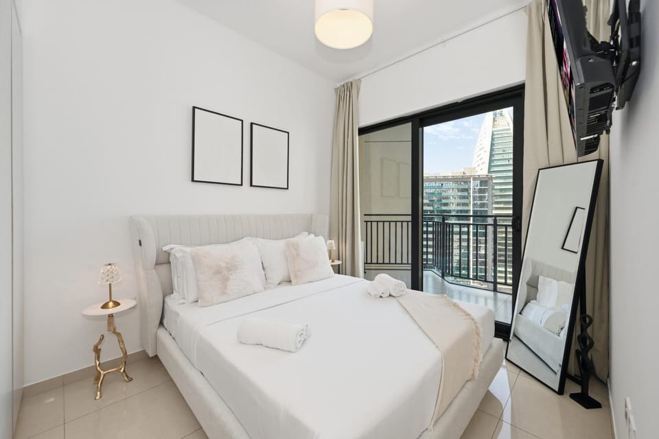 Bed, TV and multimedia, Photo of the whole room, Bedroom, towels