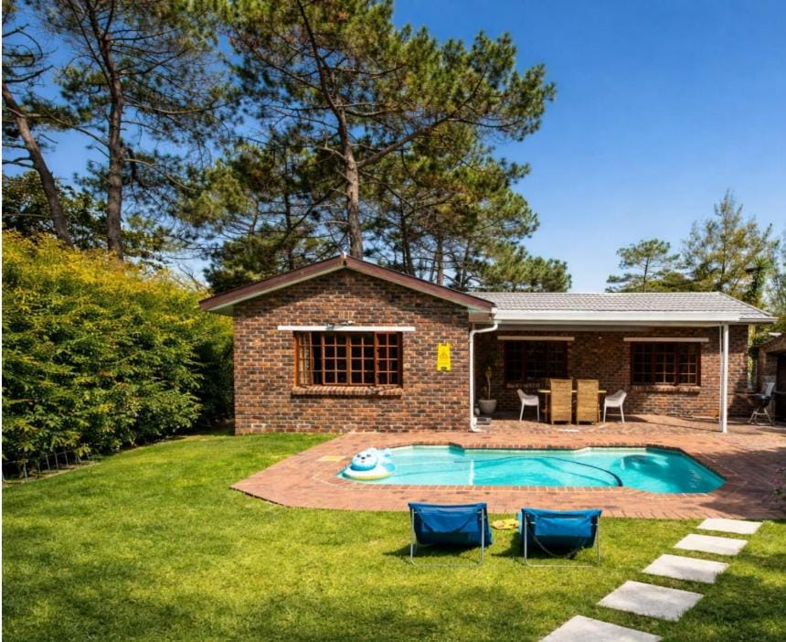 Property building, Natural landscape, Summer, Garden, Dining area, Swimming pool, sunbed