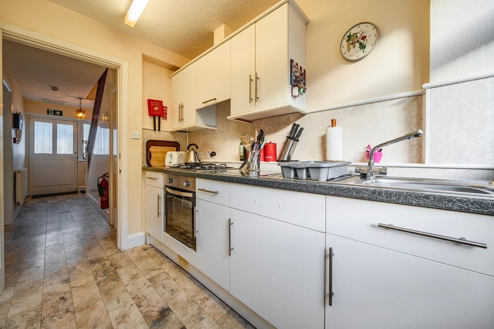 Coffee/tea facilities, oven, stove, stove, kitchen, kitchen