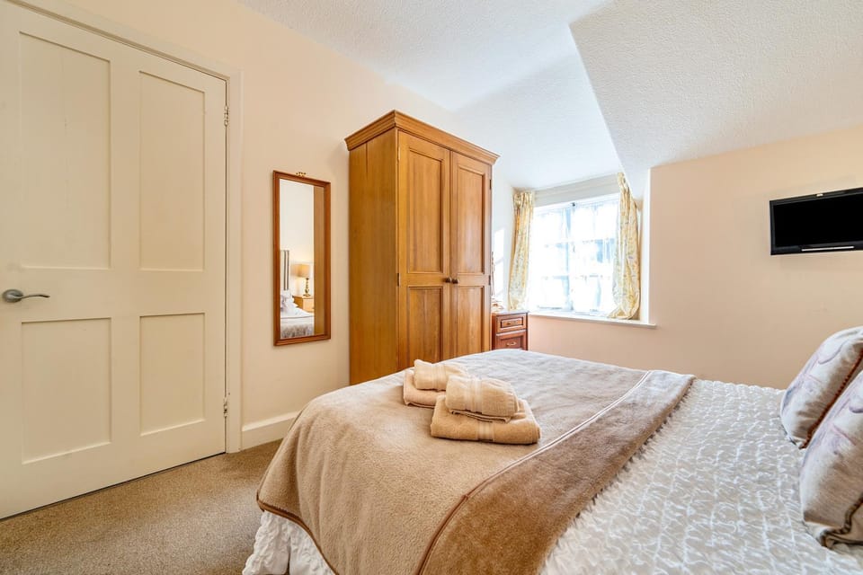 Bed, Bedroom, Quiet street view, wardrobe