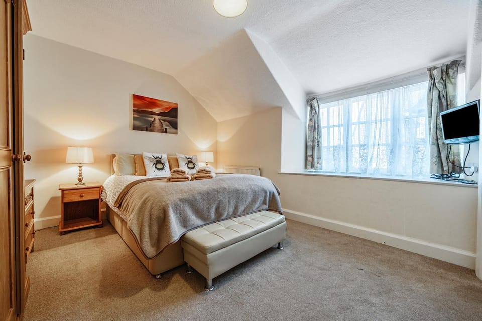 Bed, Bedroom, Quiet street view, wardrobe