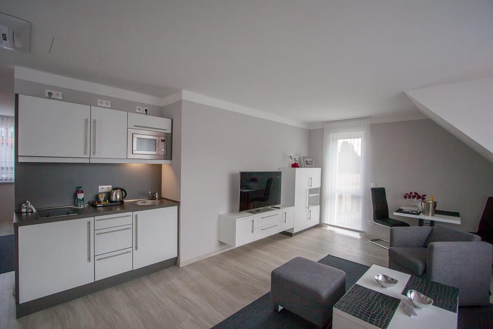 Kitchen or kitchenette, Living room, Seating area, Dining area