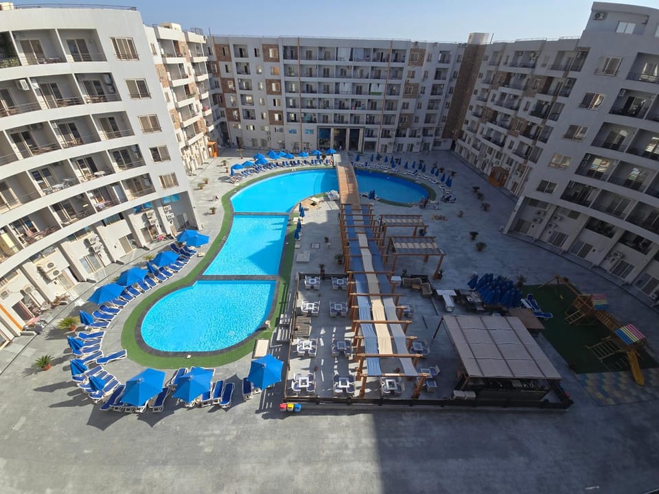 Property building, Patio, Communal lounge/ TV room, Day, Evening entertainment, Pool view, Swimming pool, sunbed
