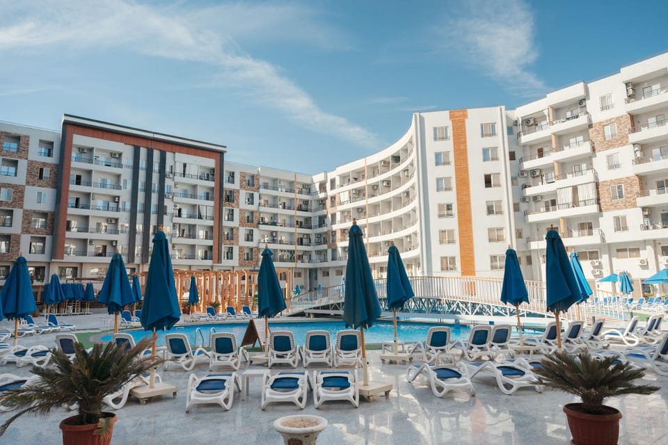 Property building, Restaurant/places to eat, Swimming pool