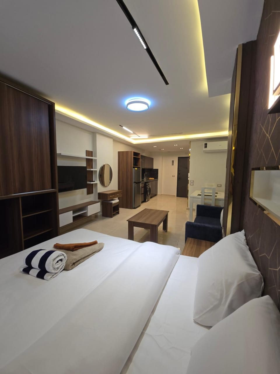 Bed, TV and multimedia, Living room, Photo of the whole room, Seating area, Bedroom, wardrobe