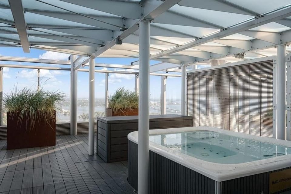 Hot Tub, Sauna