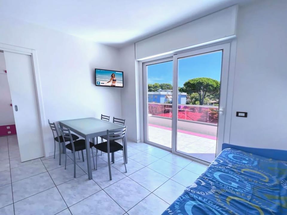 Restaurant/places to eat, TV and multimedia, View (from property/room), Living room, Seating area, Dining area