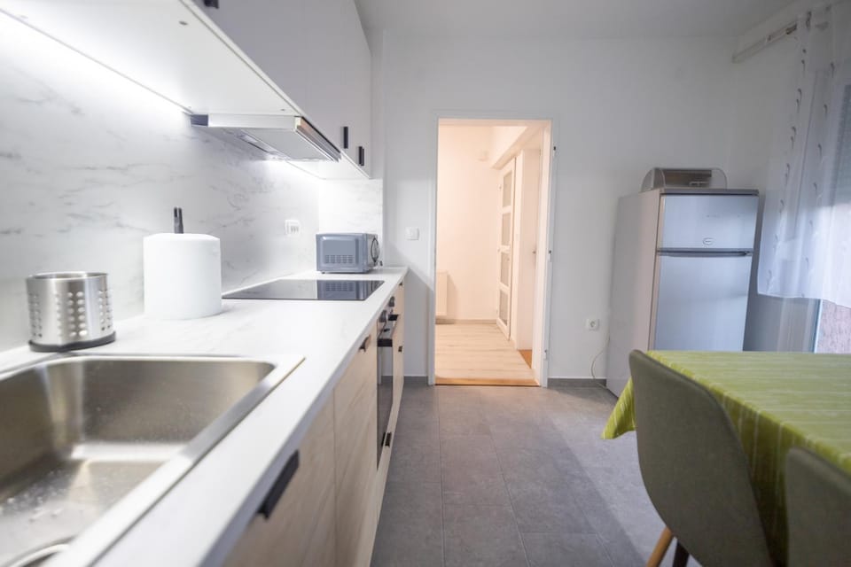 Kitchen or kitchenette, Dining area, dishwasher, oven, stove