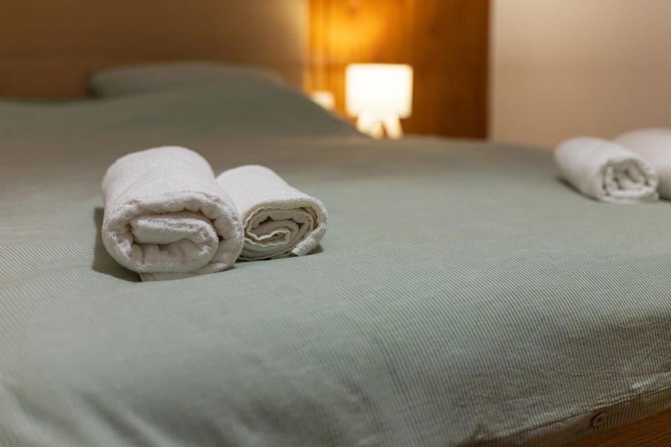 Bed, Bedroom, towels