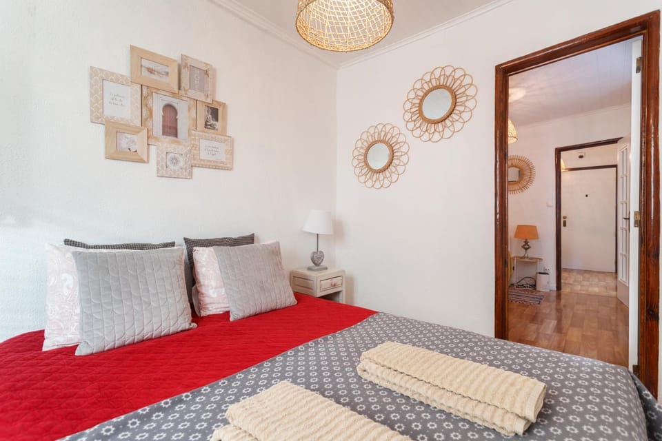 Bed, Photo of the whole room, Decorative detail, Bedroom, towels