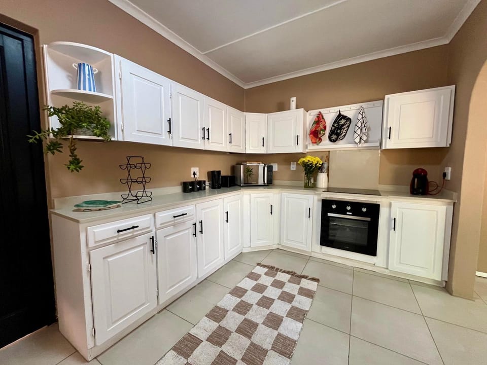 Coffee/tea facilities, Kitchen or kitchenette, oven, stove, toaster