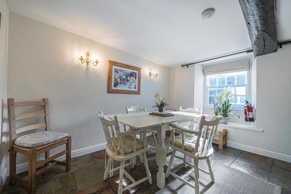 Living room, Seating area, Dining area, Food