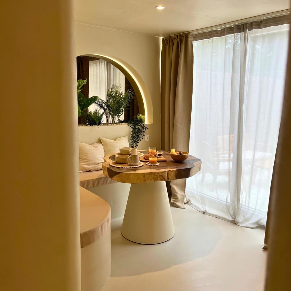 Living room, Food and drinks, Seating area, Dining area