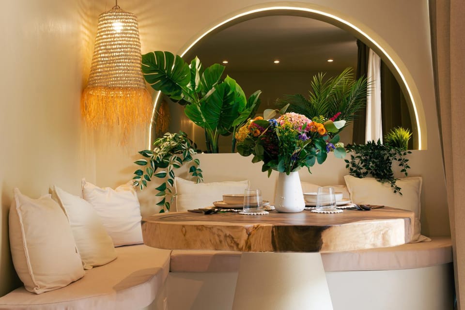 Living room, Seating area, Dining area