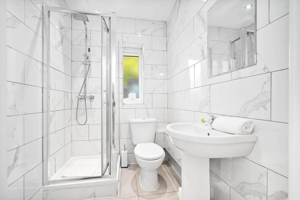 Shower, Toilet, Bathroom, towels