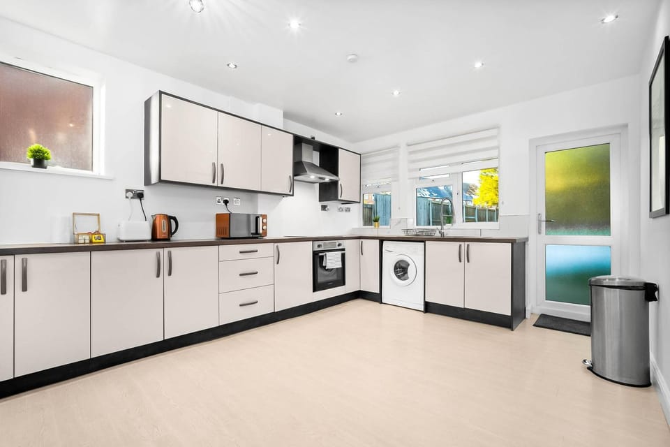 Kitchen or kitchenette, oven, pet friendly, stove, toaster, washing machine