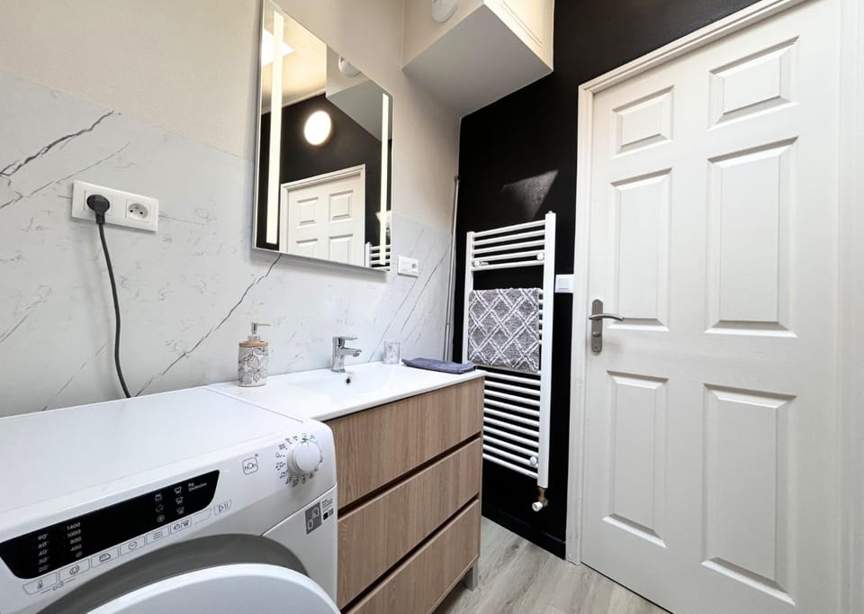 Shower, Bathroom, towels, washing machine